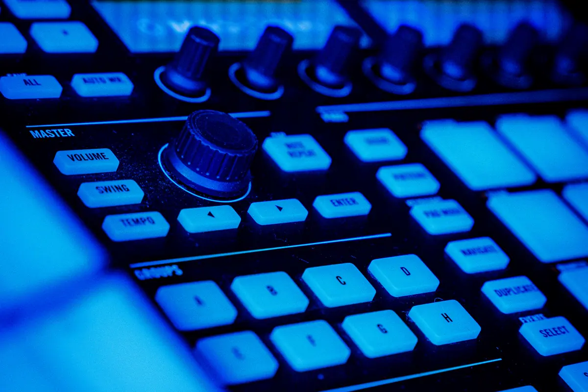 Botões de tempo e pads de um controlador de beats iluminados em azul