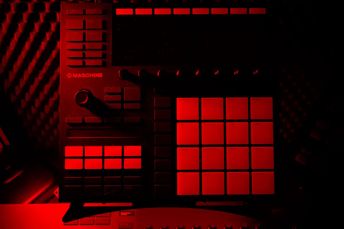 Controlador de beats com pads iluminados em vermelho num estúdio