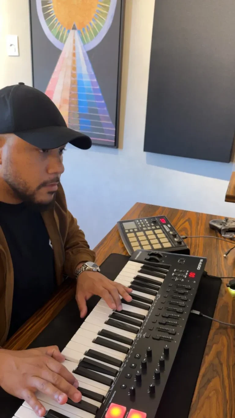 William produzindo no teclado
